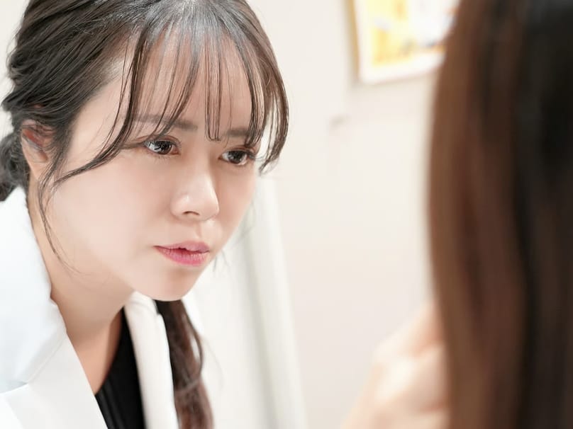BIANCA CLINIC physician reviewing a patient's individual treatment plan