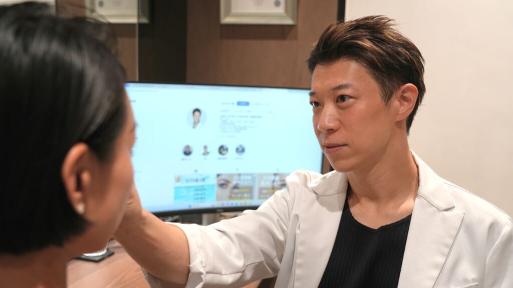 Dr. Yasugi consulting with patient, BIANCA CLINIC examination room