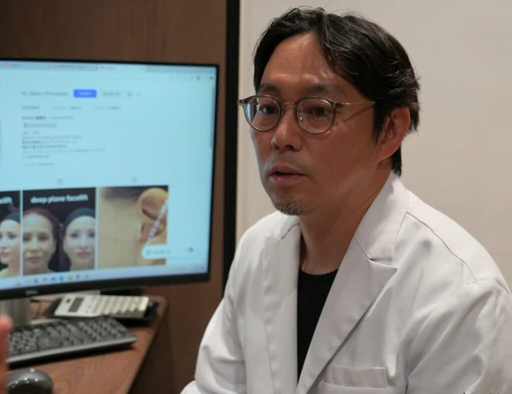 Dr. Nakao counseling patient in front of monitor