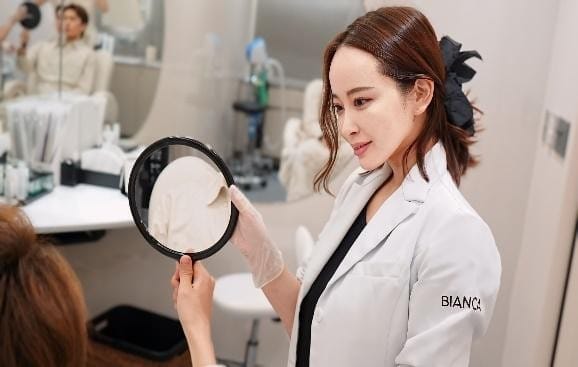 A consultation at BIANCA CLINIC.