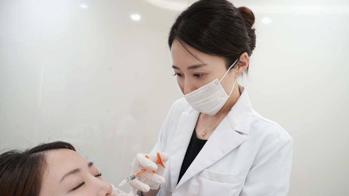 dr. senhime asahi performing a procedure